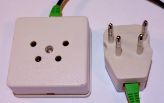 5V DC Power Supply - 4 AMP – 5.5mm/2.5mm DC locking type plug, 3-pin IEC AC  Inlet